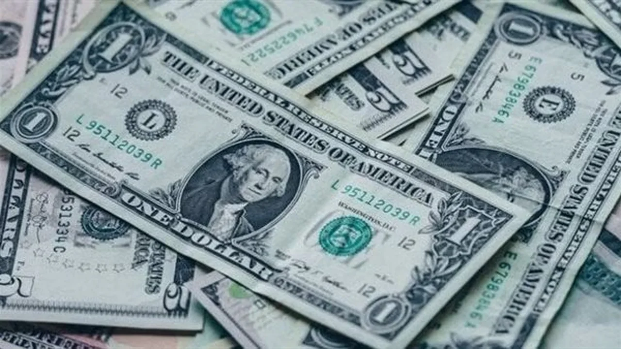 سعر الدولار يتراجع أمام العملات الرئيسية في الأسواق العالمية